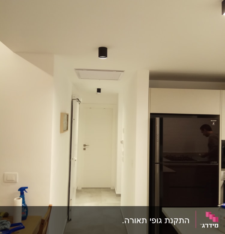 תאורה תקרה עגולה מותקנת במסדרון לבן